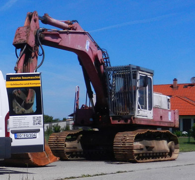 Werkstattwagen von rovatec mit Bagger auf der Baustelle